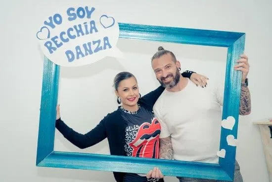 Lorenzo y Cristina con un marco de «Yo soy Recchia Danza»