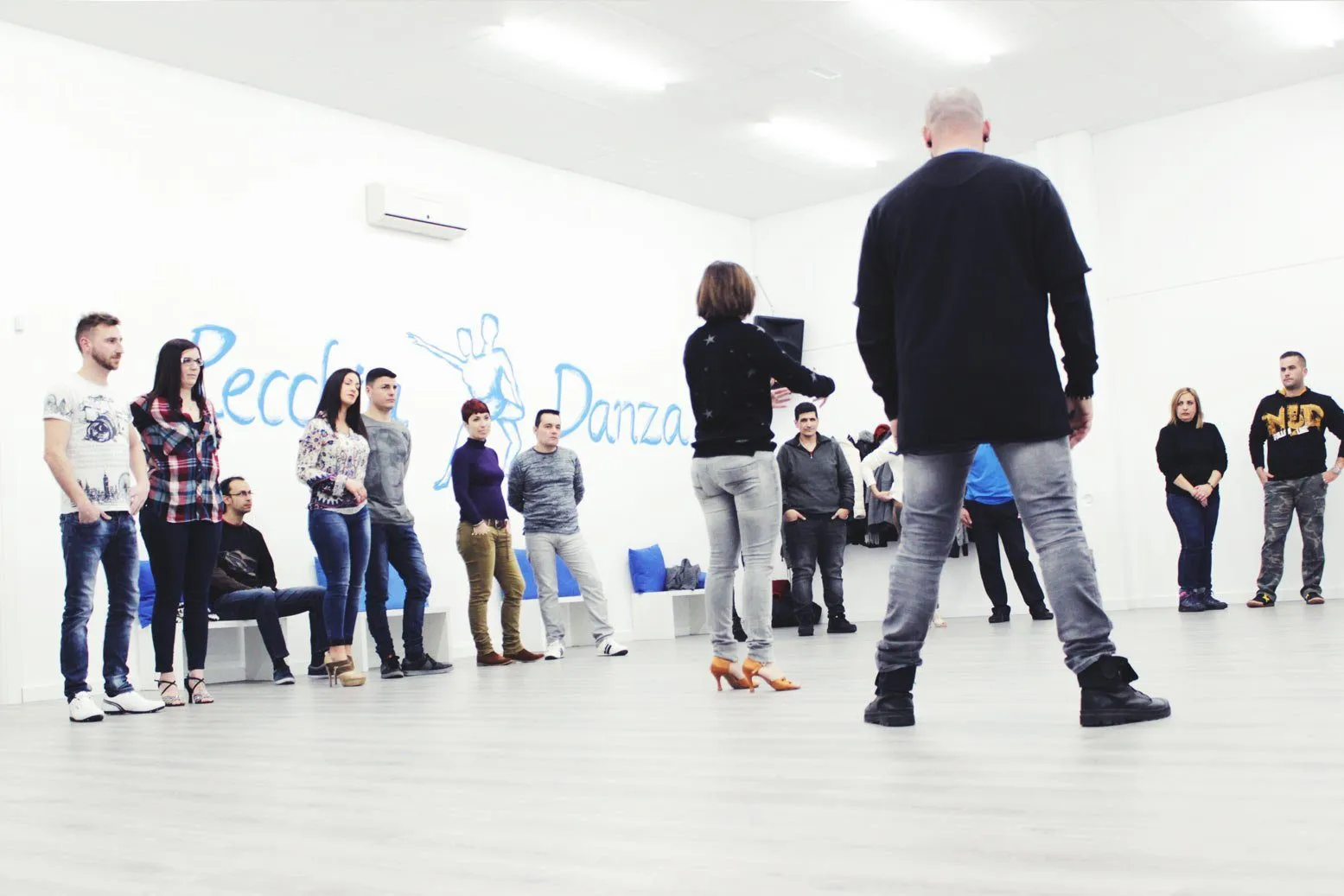 Lorenzo y Cristina dando instrucciones a los alumnos de kizomba